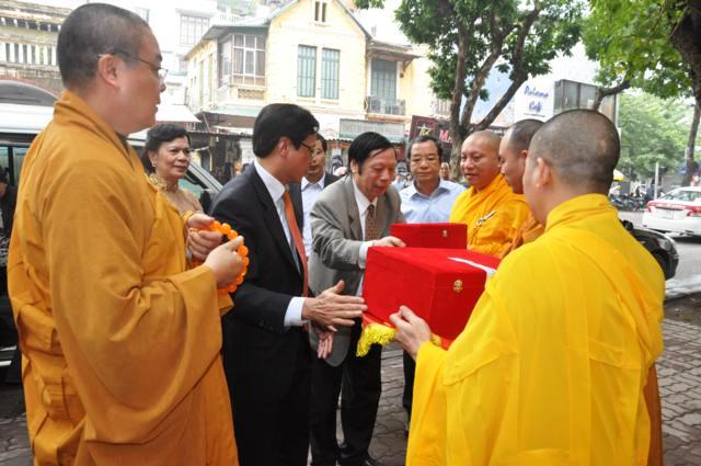 Cung[-]đón[-]trước[-]tam[-]quan[-]chùa[-]Quán[-]Sứ